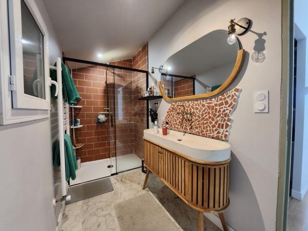 Sainte-Gemme-la-Plaine (85400) Maison rénovée en pierre avec grange et local indépendant