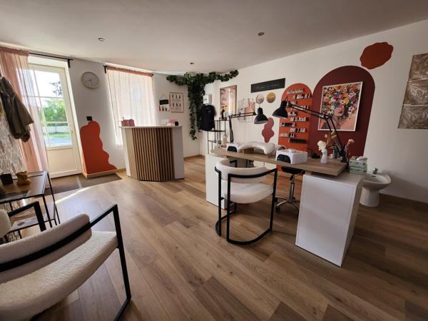 Sainte-Gemme-la-Plaine (85400) Maison rénovée en pierre avec grange et local indépendant