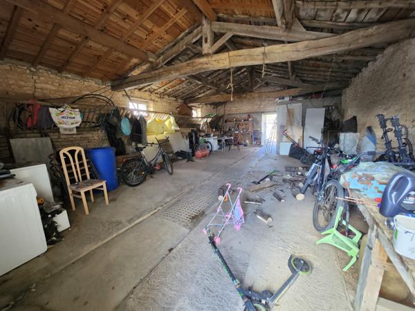 Sainte-Gemme-la-Plaine (85400) Maison rénovée en pierre avec grange et local indépendant