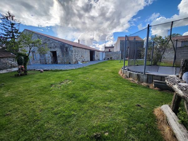 Sainte-Gemme-la-Plaine (85400) Maison rénovée en pierre avec grange et local indépendant