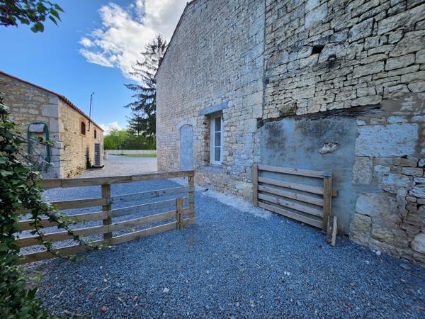 Sainte-Gemme-la-Plaine (85400) Maison rénovée en pierre avec grange et local indépendant