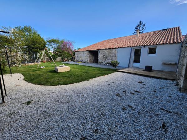 Sainte-Gemme-la-Plaine (85400) Maison rénovée en pierre avec grange et local indépendant