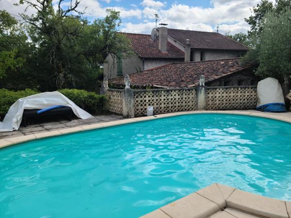 Maison spacieuse, gîte meublé, garage et piscine.