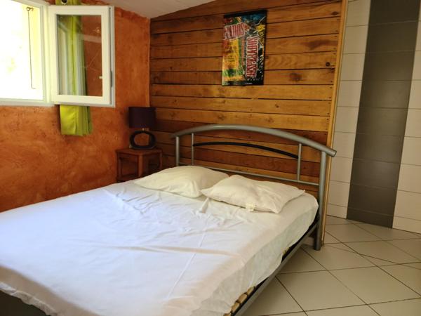 Maison spacieuse, gîte meublé, garage et piscine.