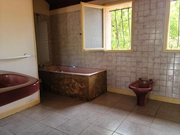 Maison spacieuse, gîte meublé, garage et piscine.