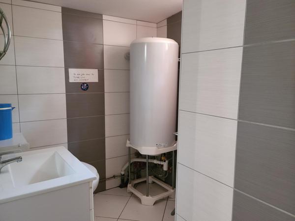 Maison spacieuse, gîte meublé, garage et piscine.