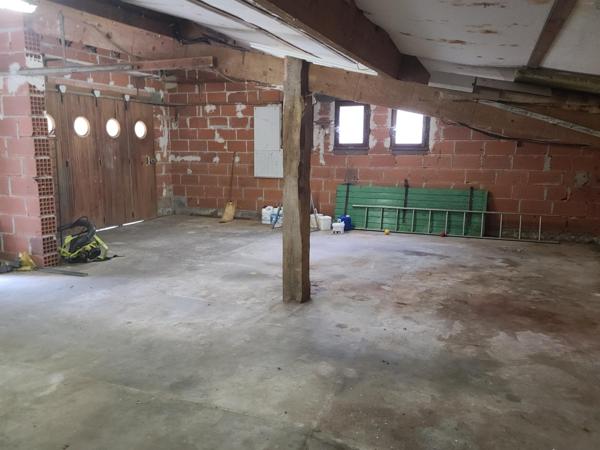 Maison spacieuse, gîte meublé, garage et piscine.