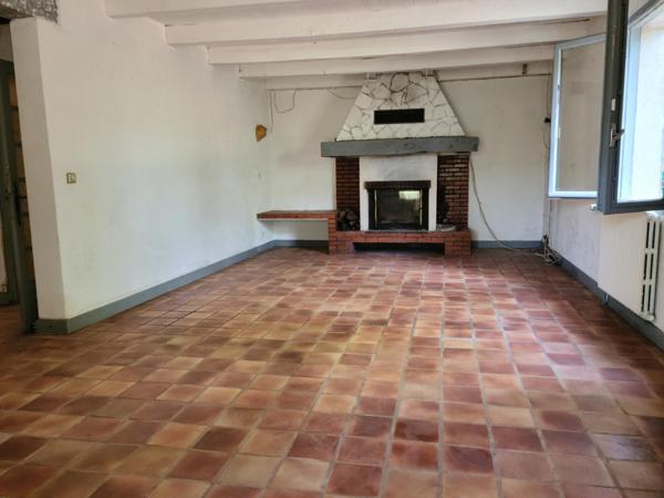 Maison spacieuse, gîte meublé, garage et piscine.