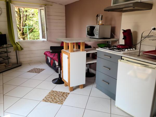 Maison spacieuse, gîte meublé, garage et piscine.