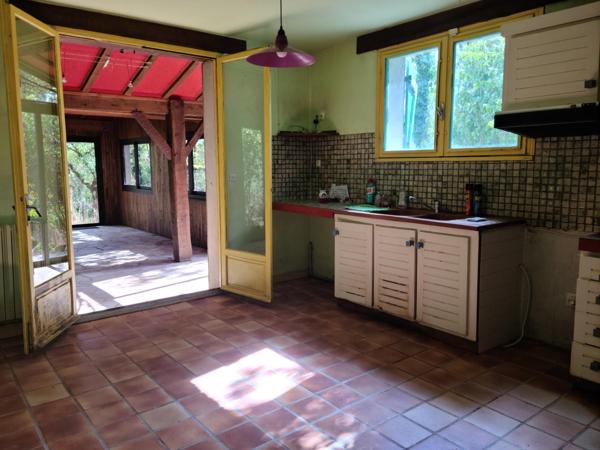 Maison spacieuse, gîte meublé, garage et piscine.