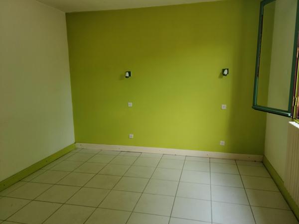 Maison spacieuse, gîte meublé, garage et piscine.