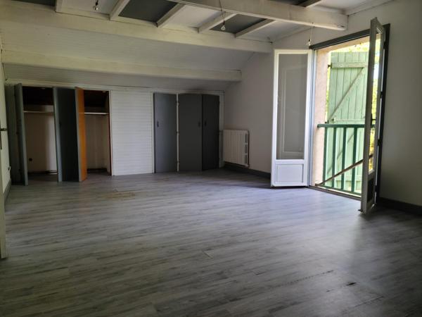 Maison spacieuse, gîte meublé, garage et piscine.