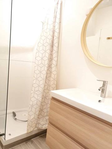 GUIPAVAS BOURG. APPARTEMENT DUPLEX 1 CHAMBRE