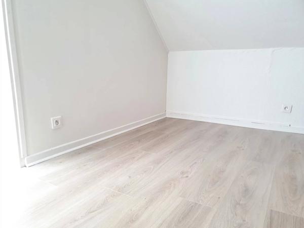 GUIPAVAS BOURG. APPARTEMENT DUPLEX 1 CHAMBRE