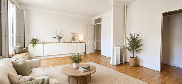 Situé en plein cœur de Choisy-le-Roi, au 2ᵉ étage d’un immeuble avec ascenseur, découvrez cet appartement 3 pièces de 72 m² offrant de beaux volumes et un agencement fonctionnel.

Il se compose d’un **séjour spacieux de 23 m² exposé plein sud**, d’une cuisine indépendante aménagée, de deux chambres, d’une salle de bain ainsi que de **trois grands espaces de rangement**.

L’appartement bénéficie d’une **exposition plein sud sur cour**, offrant un environnement calme tout en profitant d’un emplacement central, à proximité des commerces, des transports et des commodités.

Une **cave** complète ce bien.

**Les atouts :**

* 72 m²
* Séjour de 23 m²
* 2 chambres
* Exposition plein sud
* Calme sur cour
* 3 grands rangements
* Ascenseur
* Cave
* Centre-ville et transports à proximité

*Certaines photographies présentent une proposition d’aménagement virtuel non contractuelle.*