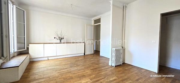 Situé en plein cœur de Choisy-le-Roi, au 2ᵉ étage d’un immeuble avec ascenseur, découvrez cet appartement 3 pièces de 72 m² offrant de beaux volumes et un agencement fonctionnel.

Il se compose d’un **séjour spacieux de 23 m² exposé plein sud**, d’une cuisine indépendante aménagée, de deux chambres, d’une salle de bain ainsi que de **trois grands espaces de rangement**.

L’appartement bénéficie d’une **exposition plein sud sur cour**, offrant un environnement calme tout en profitant d’un emplacement central, à proximité des commerces, des transports et des commodités.

Une **cave** complète ce bien.

**Les atouts :**

* 72 m²
* Séjour de 23 m²
* 2 chambres
* Exposition plein sud
* Calme sur cour
* 3 grands rangements
* Ascenseur
* Cave
* Centre-ville et transports à proximité

*Certaines photographies présentent une proposition d’aménagement virtuel non contractuelle.*