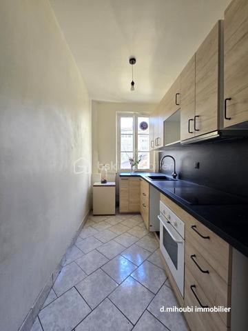 Situé en plein cœur de Choisy-le-Roi, au 2ᵉ étage d’un immeuble avec ascenseur, découvrez cet appartement 3 pièces de 72 m² offrant de beaux volumes et un agencement fonctionnel.

Il se compose d’un **séjour spacieux de 23 m² exposé plein sud**, d’une cuisine indépendante aménagée, de deux chambres, d’une salle de bain ainsi que de **trois grands espaces de rangement**.

L’appartement bénéficie d’une **exposition plein sud sur cour**, offrant un environnement calme tout en profitant d’un emplacement central, à proximité des commerces, des transports et des commodités.

Une **cave** complète ce bien.

**Les atouts :**

* 72 m²
* Séjour de 23 m²
* 2 chambres
* Exposition plein sud
* Calme sur cour
* 3 grands rangements
* Ascenseur
* Cave
* Centre-ville et transports à proximité

*Certaines photographies présentent une proposition d’aménagement virtuel non contractuelle.*