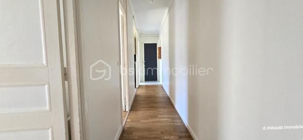 Situé en plein cœur de Choisy-le-Roi, au 2ᵉ étage d’un immeuble avec ascenseur, découvrez cet appartement 3 pièces de 72 m² offrant de beaux volumes et un agencement fonctionnel.

Il se compose d’un **séjour spacieux de 23 m² exposé plein sud**, d’une cuisine indépendante aménagée, de deux chambres, d’une salle de bain ainsi que de **trois grands espaces de rangement**.

L’appartement bénéficie d’une **exposition plein sud sur cour**, offrant un environnement calme tout en profitant d’un emplacement central, à proximité des commerces, des transports et des commodités.

Une **cave** complète ce bien.

**Les atouts :**

* 72 m²
* Séjour de 23 m²
* 2 chambres
* Exposition plein sud
* Calme sur cour
* 3 grands rangements
* Ascenseur
* Cave
* Centre-ville et transports à proximité

*Certaines photographies présentent une proposition d’aménagement virtuel non contractuelle.*