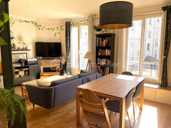 Situé en plein cœur de Choisy-le-Roi, au 2ᵉ étage d’un immeuble avec ascenseur, découvrez cet appartement 3 pièces de 72 m² offrant de beaux volumes et un agencement fonctionnel.

Il se compose d’un **séjour spacieux de 23 m² exposé plein sud**, d’une cuisine indépendante aménagée, de deux chambres, d’une salle de bain ainsi que de **trois grands espaces de rangement**.

L’appartement bénéficie d’une **exposition plein sud sur cour**, offrant un environnement calme tout en profitant d’un emplacement central, à proximité des commerces, des transports et des commodités.

Une **cave** complète ce bien.

**Les atouts :**

* 72 m²
* Séjour de 23 m²
* 2 chambres
* Exposition plein sud
* Calme sur cour
* 3 grands rangements
* Ascenseur
* Cave
* Centre-ville et transports à proximité

*Certaines photographies présentent une proposition d’aménagement virtuel non contractuelle.*