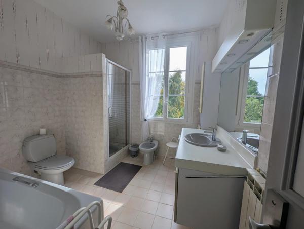 "LA MAISON BELLEVUE" :   volumes, confort et dépendances pour un équilibre parfait.