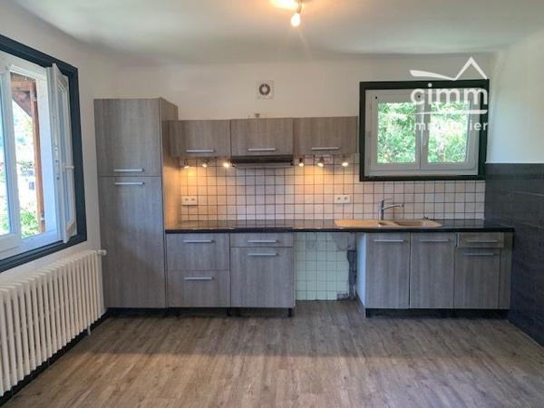 À louer à Passy, appartement situé au 2ᵉ étage d’une maison.