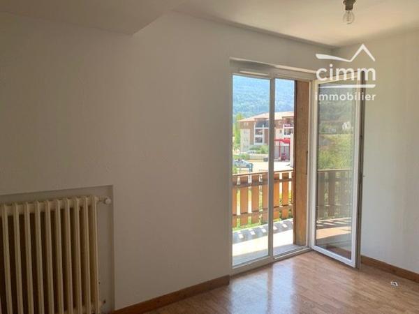 À louer à Passy, appartement situé au 2ᵉ étage d’une maison.