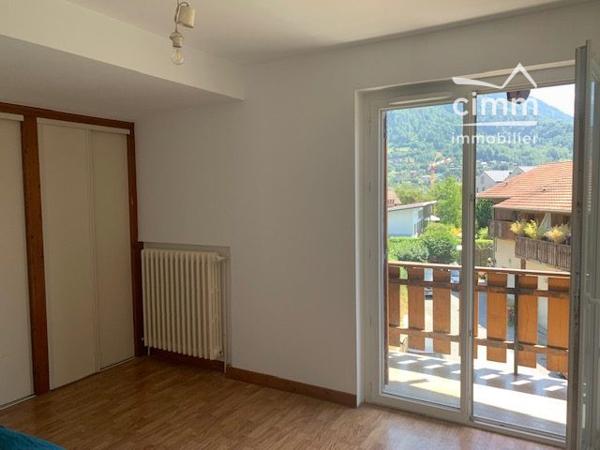 À louer à Passy, appartement situé au 2ᵉ étage d’une maison.