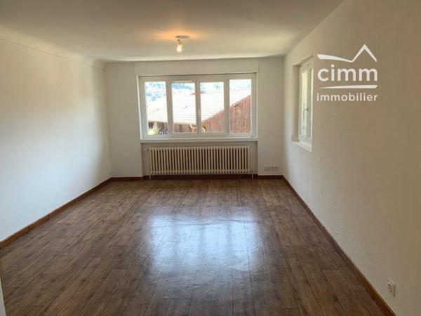 À louer à Passy, appartement situé au 2ᵉ étage d’une maison.
