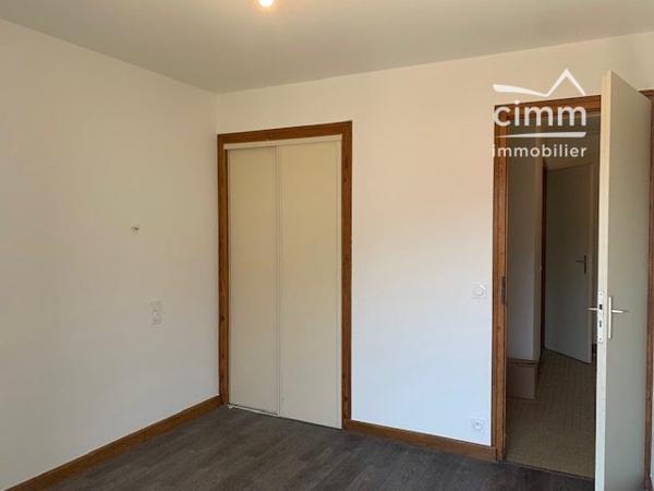 À louer à Passy, appartement situé au 2ᵉ étage d’une maison.