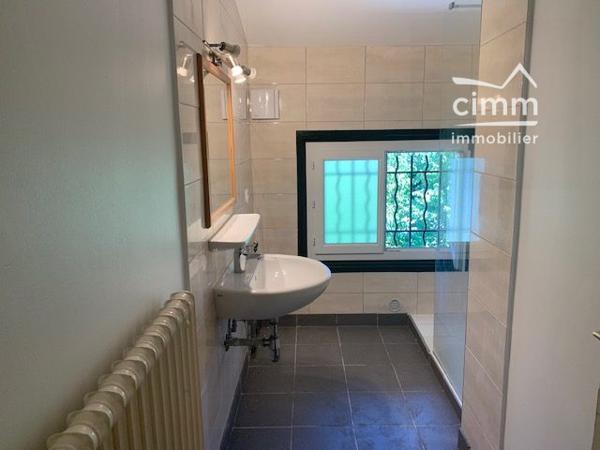 À louer à Passy, appartement situé au 2ᵉ étage d’une maison.