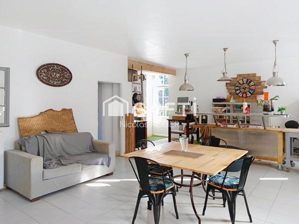 Maison en pierre, très lumineuse,  quatre chambres et plus, grands volumes, tout à l'égout, proche commodités et bord de conche !!