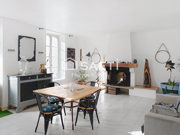 Maison en pierre, très lumineuse,  quatre chambres et plus, grands volumes, tout à l'égout, proche commodités et bord de conche !!