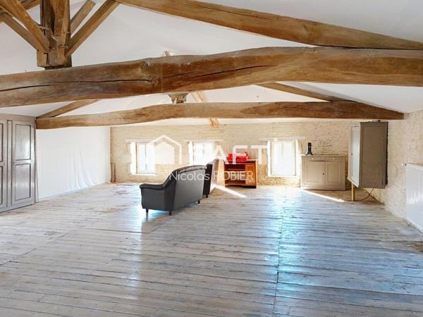 Maison en pierre, très lumineuse,  quatre chambres et plus, grands volumes, tout à l'égout, proche commodités et bord de conche !!