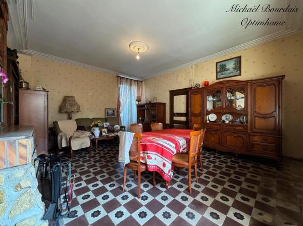 Maison en pierre de 196 m² avec dépendances et fort potentiel au Lude