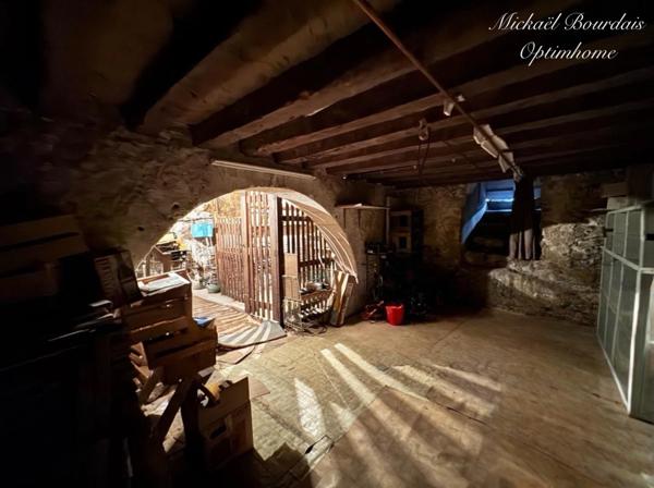 Maison en pierre de 196 m² avec dépendances et fort potentiel au Lude
