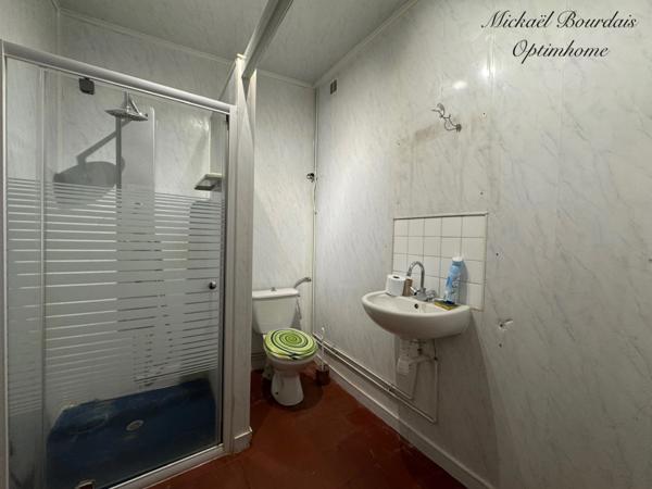 Maison en pierre de 196 m² avec dépendances et fort potentiel au Lude