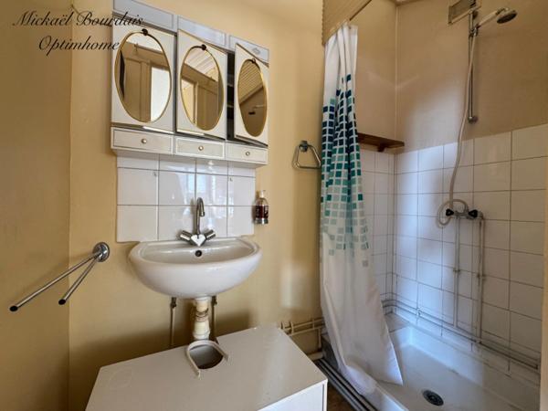 Maison en pierre de 196 m² avec dépendances et fort potentiel au Lude