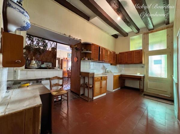 Maison en pierre de 196 m² avec dépendances et fort potentiel au Lude