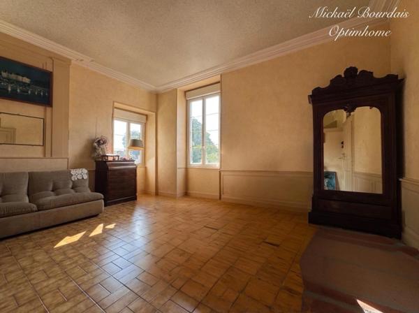Maison en pierre de 196 m² avec dépendances et fort potentiel au Lude
