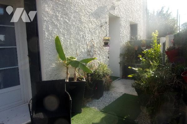 A10km de Niort ,maison en pierre salon,cuisine équipée,4 chambres ,2 salle de bains,2 Wc
terrasse.