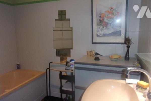 A10km de Niort ,maison en pierre salon,cuisine équipée,4 chambres ,2 salle de bains,2 Wc
terrasse.