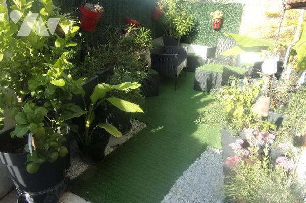 A10km de Niort ,maison en pierre salon,cuisine équipée,4 chambres ,2 salle de bains,2 Wc
terrasse.