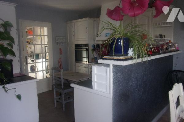 A10km de Niort ,maison en pierre salon,cuisine équipée,4 chambres ,2 salle de bains,2 Wc
terrasse.