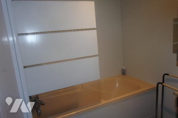 A10km de Niort ,maison en pierre salon,cuisine équipée,4 chambres ,2 salle de bains,2 Wc
terrasse.