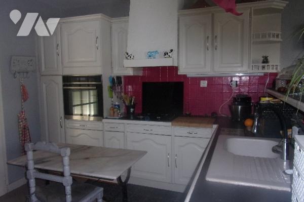 A10km de Niort ,maison en pierre salon,cuisine équipée,4 chambres ,2 salle de bains,2 Wc
terrasse.