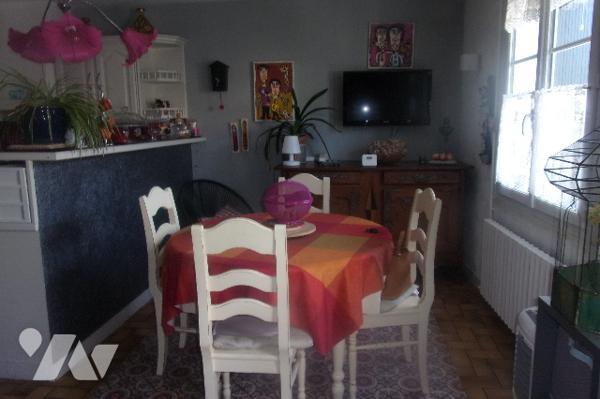 A10km de Niort ,maison en pierre salon,cuisine équipée,4 chambres ,2 salle de bains,2 Wc
terrasse.