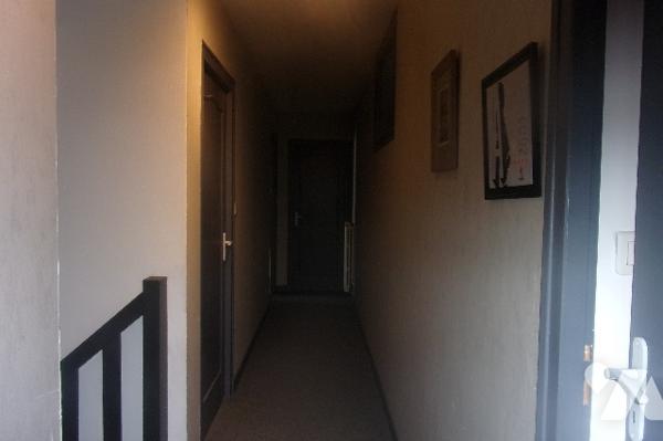 A10km de Niort ,maison en pierre salon,cuisine équipée,4 chambres ,2 salle de bains,2 Wc
terrasse.