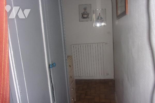 A10km de Niort ,maison en pierre salon,cuisine équipée,4 chambres ,2 salle de bains,2 Wc
terrasse.