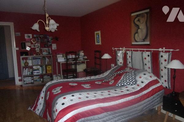 A10km de Niort ,maison en pierre salon,cuisine équipée,4 chambres ,2 salle de bains,2 Wc
terrasse.