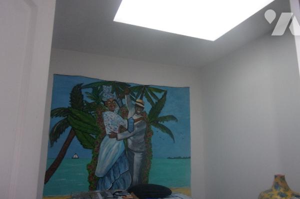 A10km de Niort ,maison en pierre salon,cuisine équipée,4 chambres ,2 salle de bains,2 Wc
terrasse.